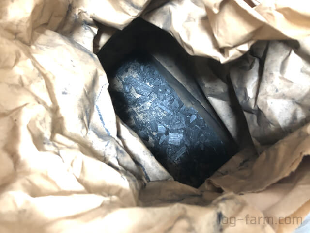 袋の底に残った細かい岩手切炭