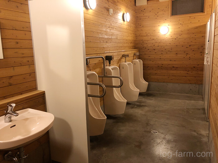 スノーピーク箕面キャンプフィールドのA・Bサイト共用トイレ