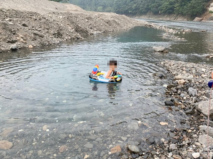 川で遊ぶ子供