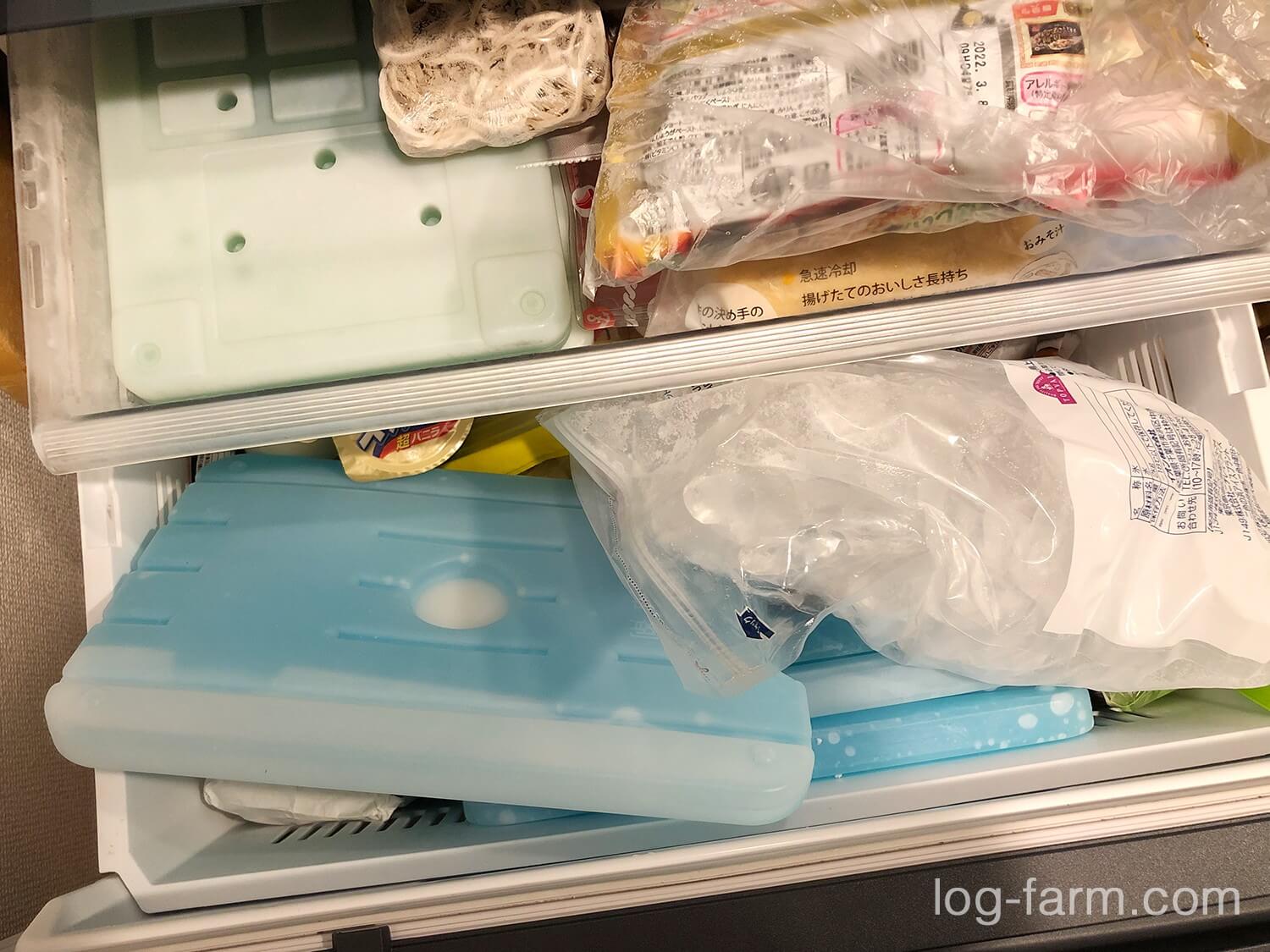 保冷剤を冷凍庫に入れる